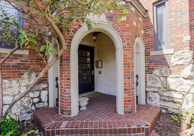 2nd image of 700 W 48th St #202, Kansas City, MO 64112 | MLS# 2631450
