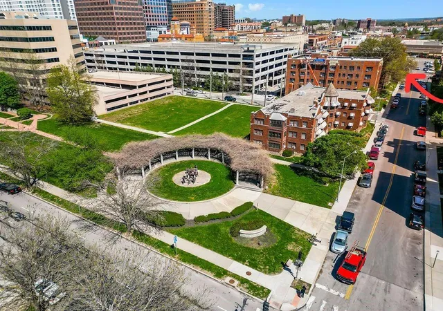 2nd image of 700 W 48Th St, Kansas City, MO 64112
