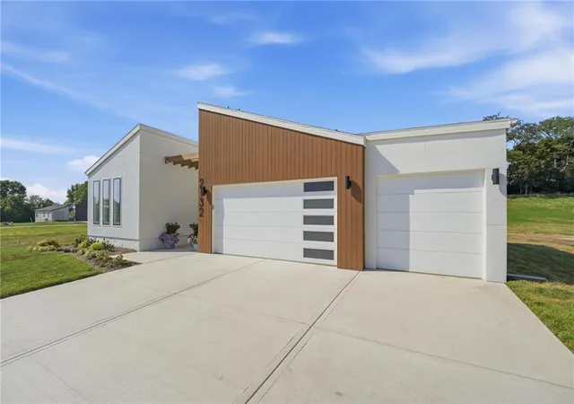 Photo 3 of Single family home for sale at 2132 SW Wheatfield Dr, Lee's Summit, MO 64082 | MLS# 2631455 | Listing updated on 2026-08-30