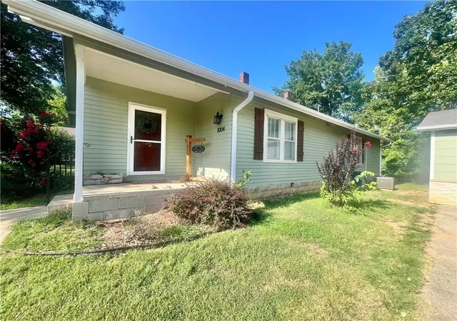 Photo 3 of Sale Pending at 1004 N 2nd Street, Independence, KS 67301 | MLS# 2631459 | Listing updated on 2026-08-11