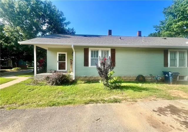 Photo 4 of Sale Pending at 1004 N 2nd Street, Independence, KS 67301 | MLS# 2631459 | Listing updated on 2026-08-11