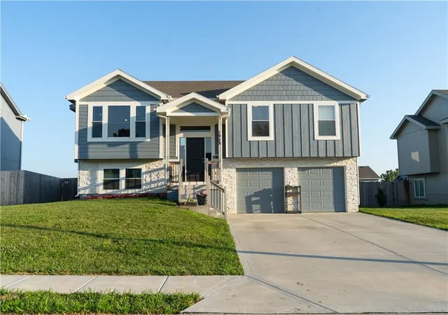 1st image of 1913 Eagle Dr, Harrisonville, MO 64701 | MLS# 2631460