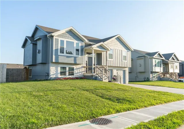 2nd image of 1913 Eagle Dr, Harrisonville, MO 64701 | MLS# 2631460