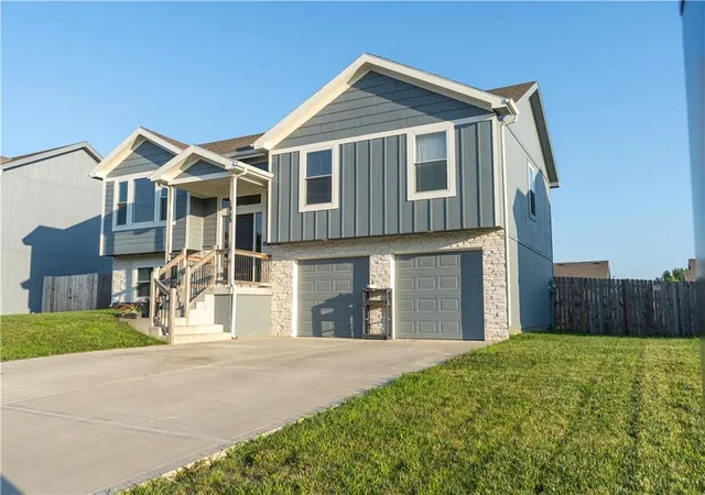 3rd image of 1913 Eagle Dr, Harrisonville, MO 64701 | MLS# 2631460