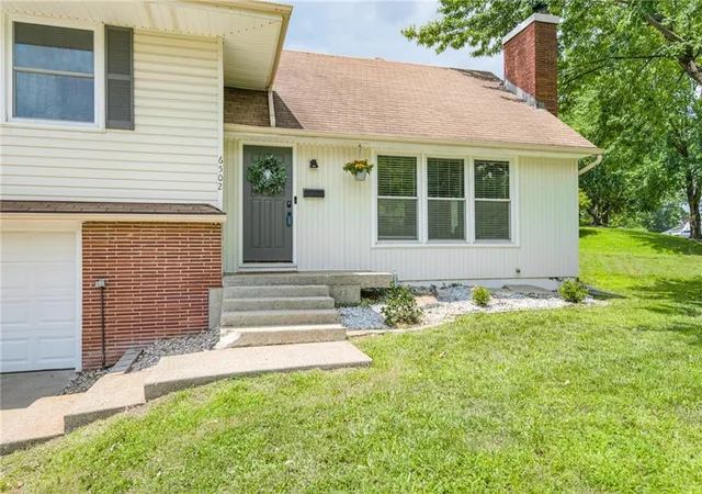 2nd image of 6502 N Main St, Kansas City, MO 64118 | MLS# 2631461