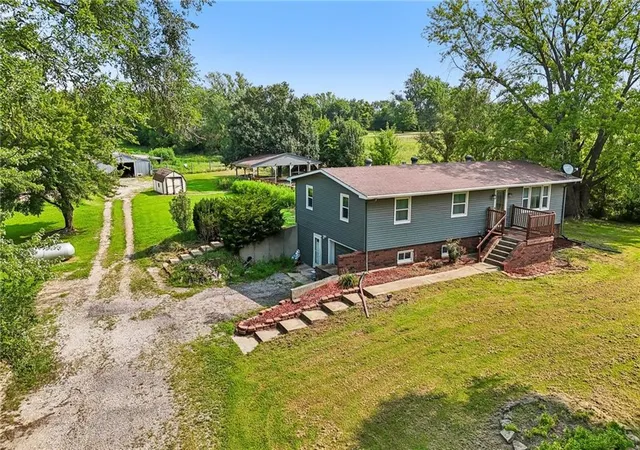 1st image of 19950 Parallel Rd, Tonganoxie, KS 66086 | MLS# 2631462