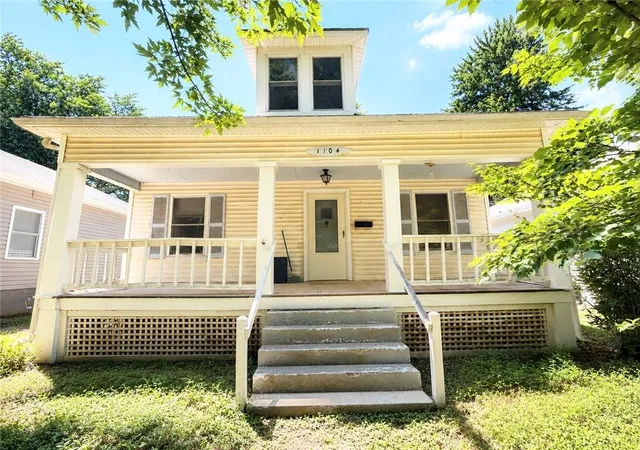 1st image of 1104 S Sneed Ave, Sedalia, MO 65301 | MLS# 2631471