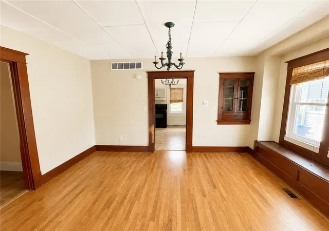 3rd image of 1104 S Sneed Ave, Sedalia, MO 65301 | MLS# 2631471