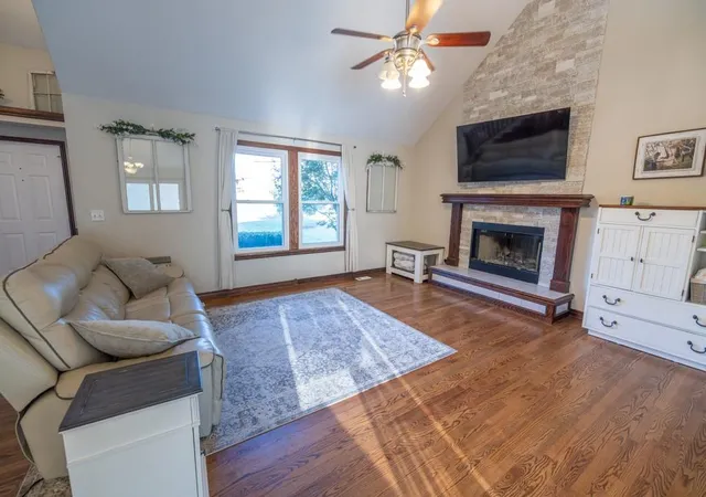 Photo 2 of Single family home for sale at 302 Sw Bobcat Cir, Oak Grove, MO 64075 | MLS# 2631474 | Listing updated on 2026-09-24