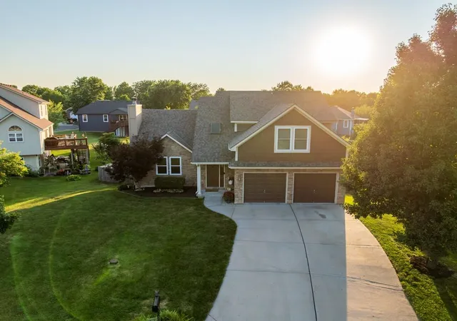 3rd image of 302 Sw Bobcat Cir, Oak Grove, MO 64075 | MLS# 2631474