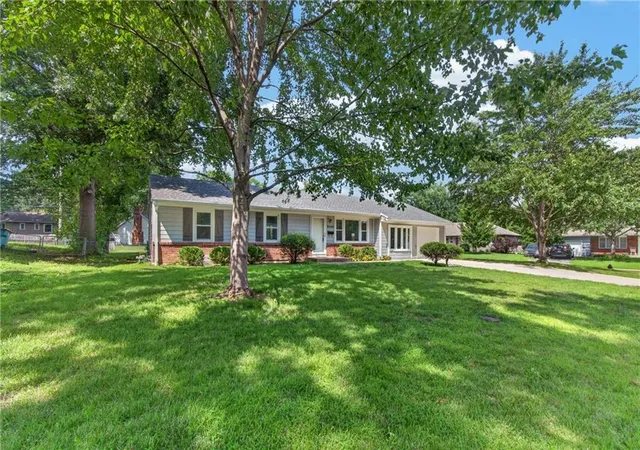 3rd image of 8100 W 92Nd Ter, Overland Park, KS 66212 | MLS# 2631486