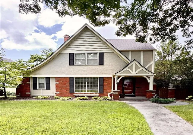 1st image of 2004 Ashland Ave, St Joseph, MO 64506 | MLS# 2631495