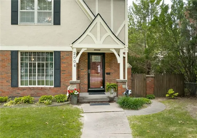 2nd image of 2004 Ashland Ave, St Joseph, MO 64506 | MLS# 2631495