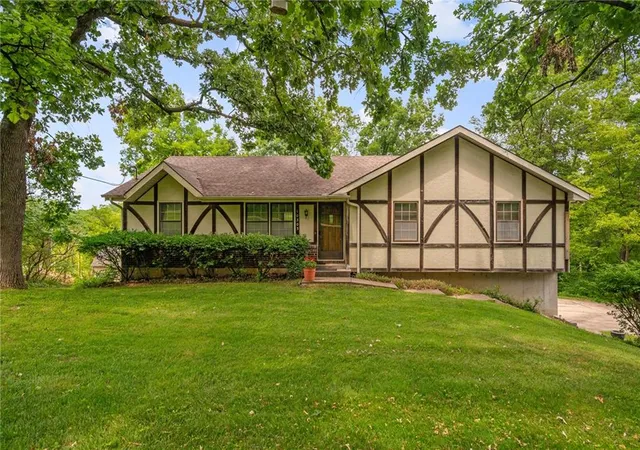 1st image of 10305 Nw Meadow Lane Cir, Kansas City, MO 64152 | MLS# 2631512