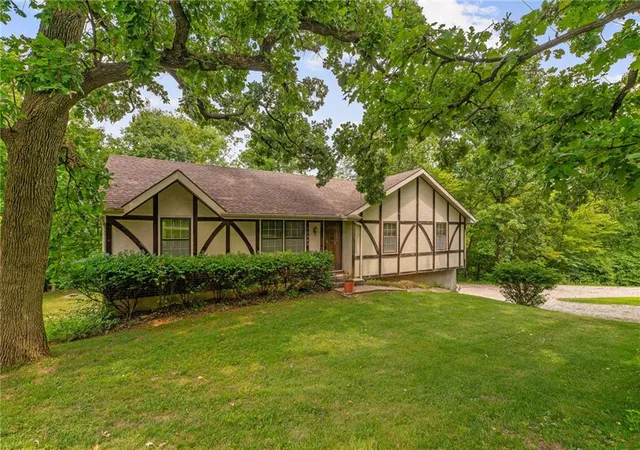 2nd image of 10305 Nw Meadow Lane Cir, Kansas City, MO 64152 | MLS# 2631512