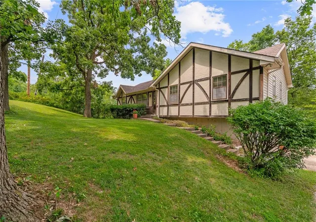 Photo 3 of Sale Pending at 10305 Nw Meadow Ln Cir, Kansas City, MO 64152 | MLS# 2631512 | Listing updated on 2026-08-27