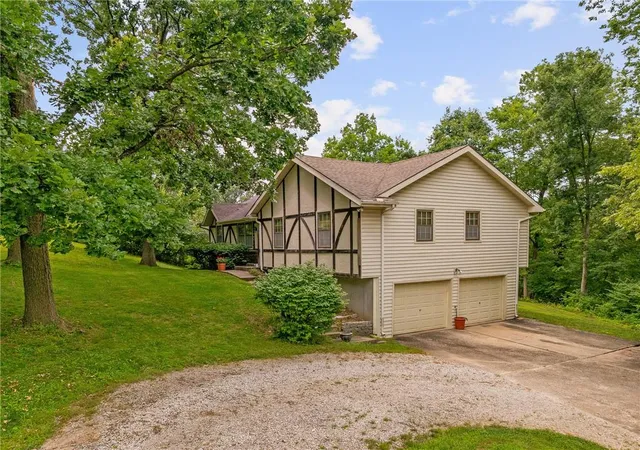 Photo 3 of Sale Pending at 10305 NW Meadow Ln Cir, Kansas City, MO 64152 | MLS# 2631512 | Listing updated on 2026-08-27