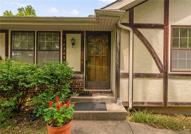 Photo 4 of Sale Pending at 10305 NW Meadow Ln Cir, Kansas City, MO 64152 | MLS# 2631512 | Listing updated on 2026-08-27