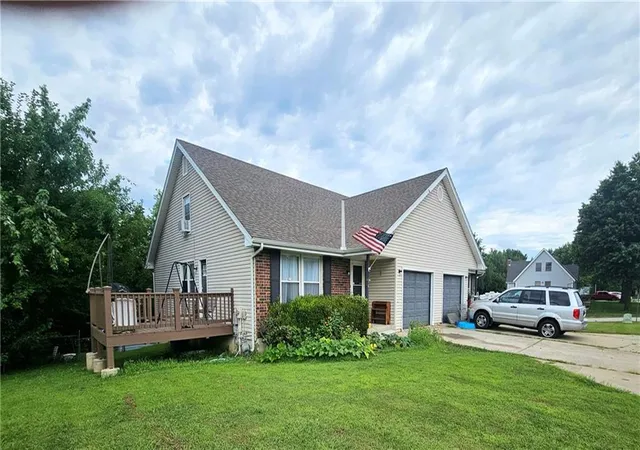 2nd image of 7014 Sobbie Rd, Pleasant Valley, MO 64068 | MLS# 2631528