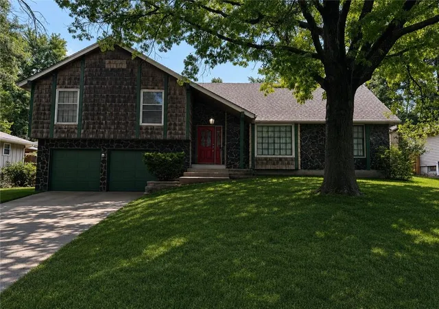 1st image of 1104 19th St, Blue Springs, MO 64015 | MLS# 2631532