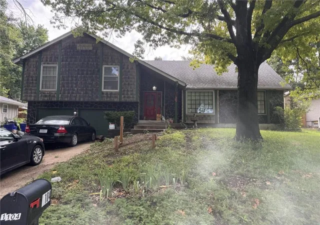 2nd image of 1104 19th St, Blue Springs, MO 64015 | MLS# 2631532