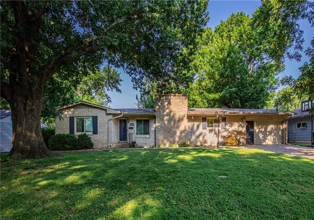 1st image of 1324 S Oak St, Ottawa, KS 66067 | MLS# 2631540