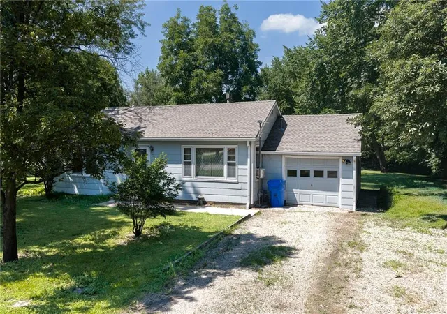 1st image of 127 W 3rd St, Tonganoxie, KS 66086 | MLS# 2631544