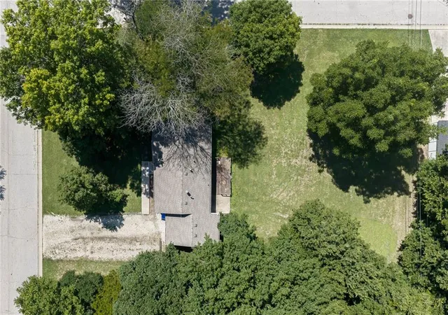 2nd image of 127 W 3rd St, Tonganoxie, KS 66086 | MLS# 2631544