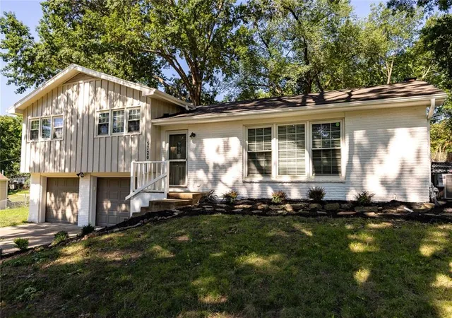 1st image of 5720 N Belton Ave, Kansas City, MO 64151 | MLS# 2631550