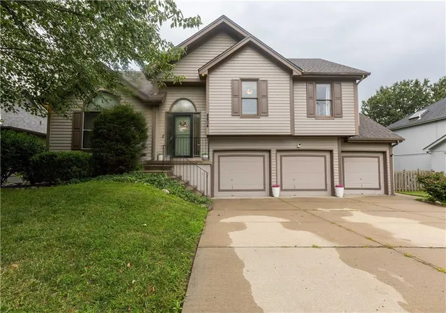 Photo 1 of Single family home for sale at 8804 N Anita Ave, Kansas City, MO 64154 | MLS# 2631555 | Listing updated on 2026-09-05