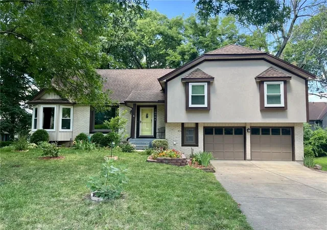 1st image of 10004 Cody St, Overland Park, KS 66214 | MLS# 2631585