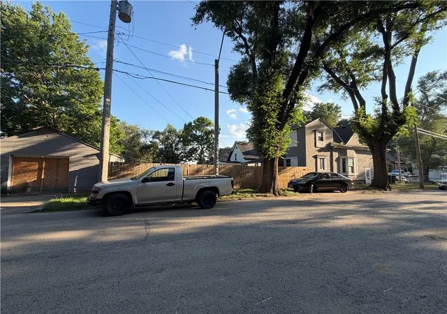 Photo 3 of Single family home for sale at 301 Myrtle Ave, Kansas City, MO 64124 | MLS# 2631596 | Listing updated on 2026-07-24