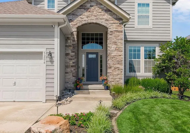 2nd image of 5204 W Meadow View Dr, Shawnee, KS 66226 | MLS# 2631624