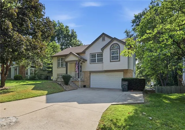 Photo 3 of Single family home for sale at 528 Nw 41st Street, Blue Springs, MO 64015 | MLS# 2631634 | Listing updated on 2026-08-21