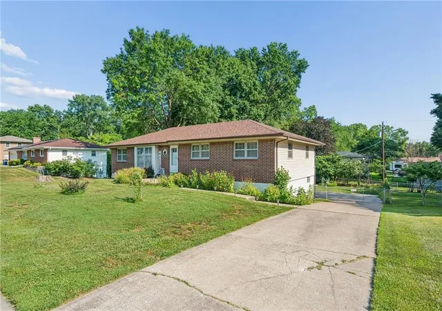 2nd image of 1504 Ne 76 St, Kansas City, MO 64118 | MLS# 2631645