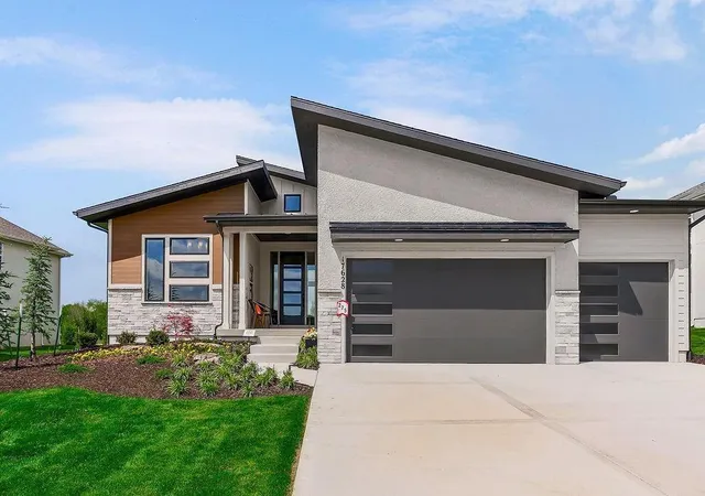 1st image of 16975 S Cheshire St, Olathe, KS 66062 | MLS# 2631705