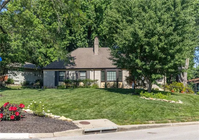 2nd image of 4934 Howe Dr, Roeland Park, KS 66205 | MLS# 2631713