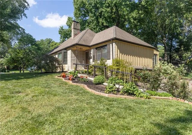 5th image of 4934 Howe Dr, Roeland Park, KS 66205 | MLS# 2631713