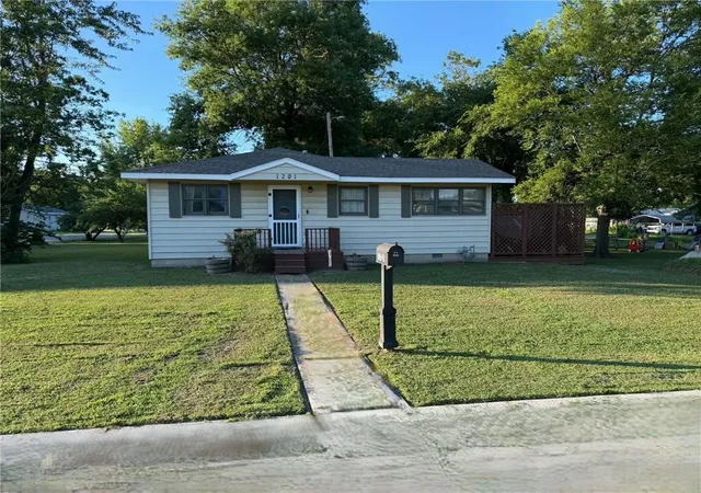 1st image of 1201 E Sycamore St, Columbus, KS 66725 | MLS# 2631720