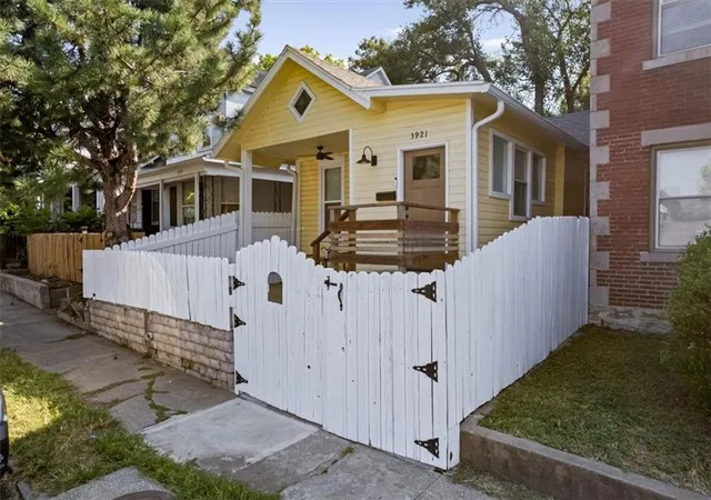 Single family home for sale at 3921 Central St, Kansas City, MO 64111 | MLS# 2631722