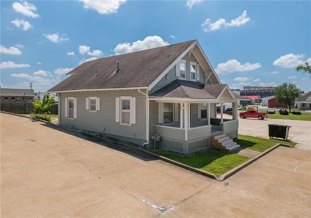 1st image of 911 Cherry St, Chillicothe, MO 64601 | MLS# 2631731