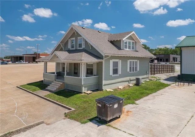3rd image of 911 Cherry St, Chillicothe, MO 64601 | MLS# 2631731