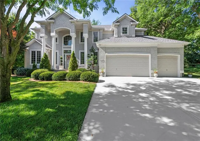 Photo 3 of Single family home for sale at 1629 Sw Hedgewood Ln, Lee's Summit, MO 64081 | MLS# 2631771 | Listing updated on 2026-09-27