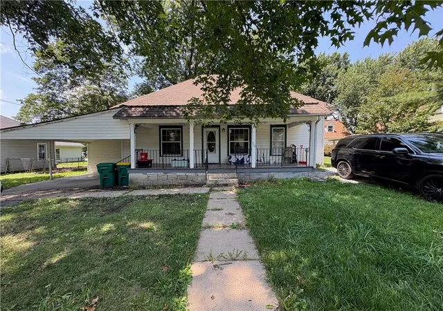 1st image of 304 S Rogers Rd, Louisburg, KS 66053 | MLS# 2631801