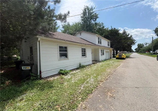 1st image of 605 Olive St, Louisburg, KS 66053 | MLS# 2631806