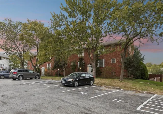 Listing Photo 4 - Condo for sale in building located at 8000 E - 8034 88th Ter, Kansas City, MO 64138
