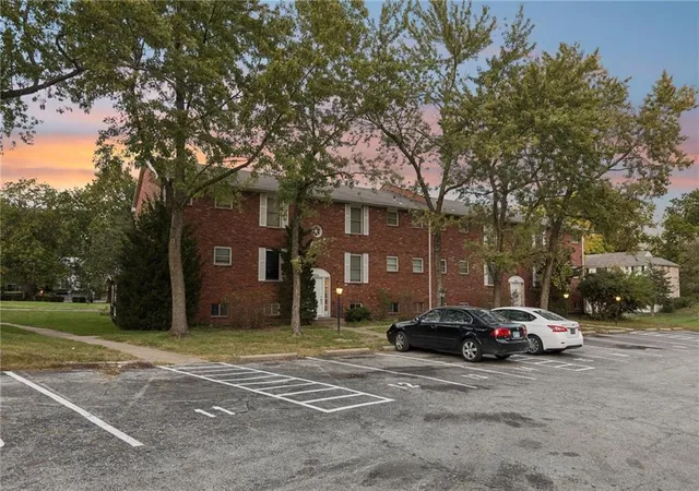 Listing Photo 5 - Condo for sale in building located at 8000 E - 8034 88th Ter, Kansas City, MO 64138