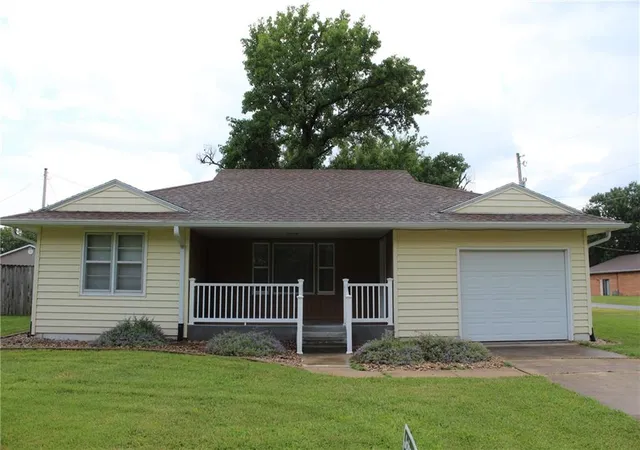 1st image of 1103 Signor St, Humboldt, KS 66748 | MLS# 2631847