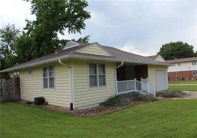 2nd image of 1103 Signor St, Humboldt, KS 66748 | MLS# 2631847