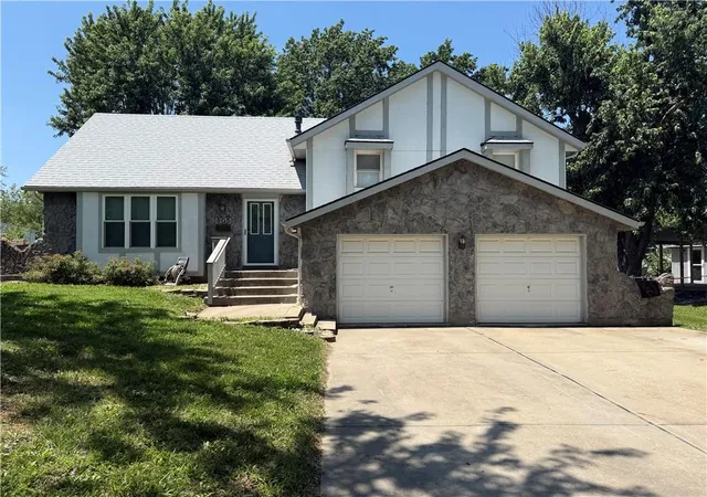 1st image of 505 S Ridge Dr, Olathe, KS 66061 | MLS# 2631859